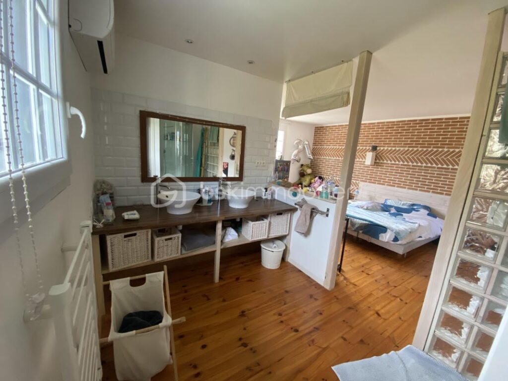 MAISON, 5 CHAMBRES, GRAND JARDIN ET ATELIER – 7 pièces – 5 chambres – 172 m²