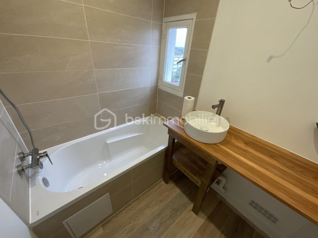 Charmant duplex T3 entièrement rénové, situé à la limite d’Antony, au sein du Domaine de la Peupleraie – 3 pièces – 2 chambres – 59 m²