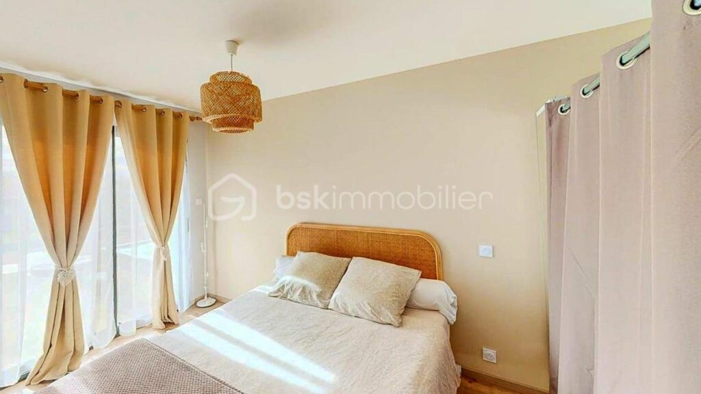 Vivre Dedans-Dehors : maison de plain-pied, baignée de lumière avec vue dégagée sur la nature – 5 pièces – 3 chambres – 115 m²