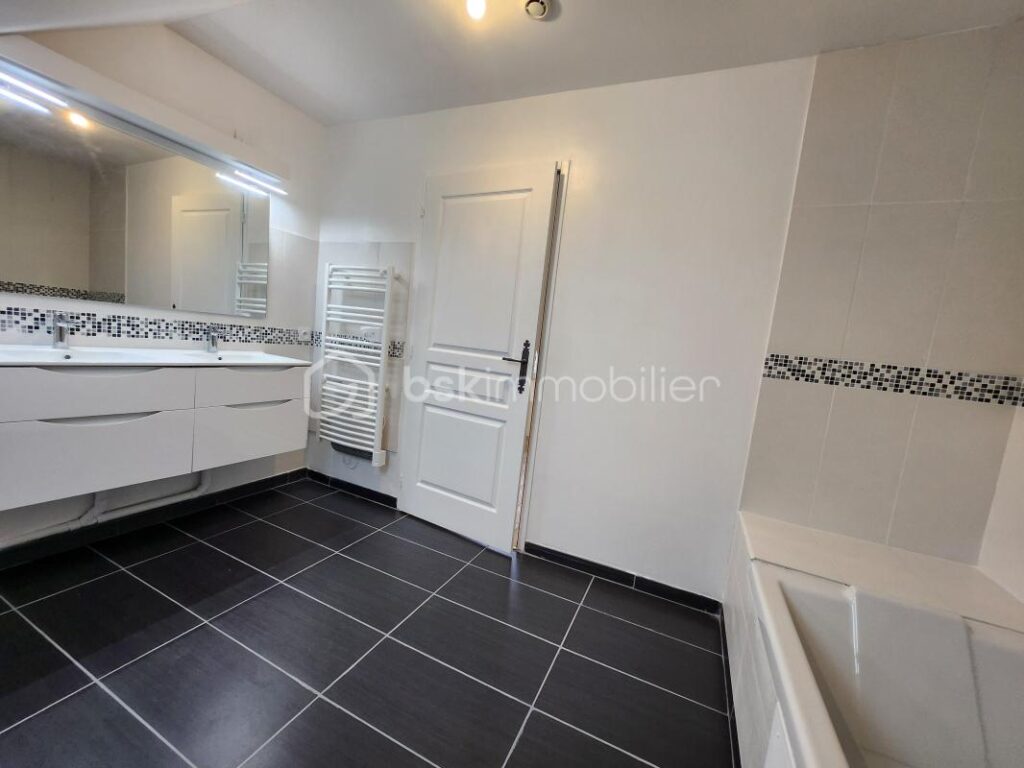 Longère en pierres de 6 pièces de 160 M2 à GRAND-CHAMP – 6 pièces – 4 chambres – 160 m²