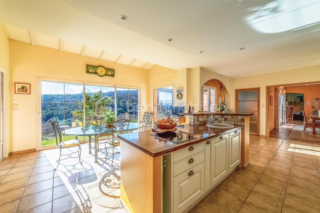 Domaine d’architecte 490 m² – 3 logements indépendants – Piscine à débordement – Vue panoramique – DPE A – Saint-Jean-de-la-Blaquière (34700) – 40 min Montpellier – 16 pièces – 12 chambres – 490 m²