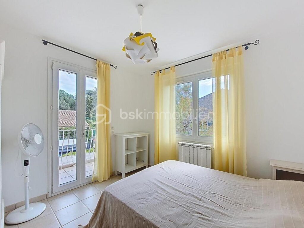 VILLA DE CARACTERE AVEC PISCINE – 7 pièces – 4 chambres – 158 m²