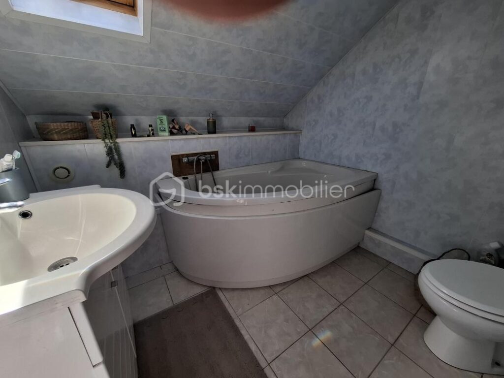 COUP DE COEUR POUR CETTE BELLE LONGERE – 4 pièces – 2 chambres – 85 m²