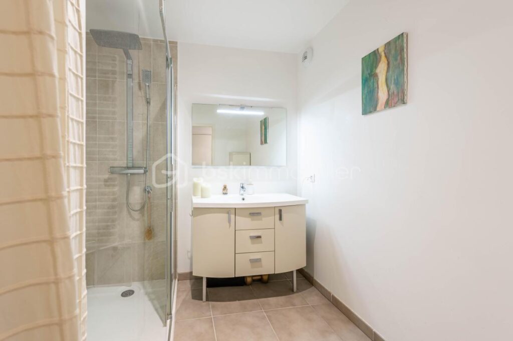 Appartement 2 pièces dernier étage avec balcon couvert de 11 m² sur vue dégagée – 2 pièces – 1 chambre – 44 m²