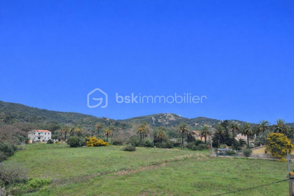 HYERES OUEST: T3 traversant 68 m² – Terrasse 12 m² – Climatisation – Parking sous-sol – Aucun travaux – 3 pièces – 2 chambres – 67 m²