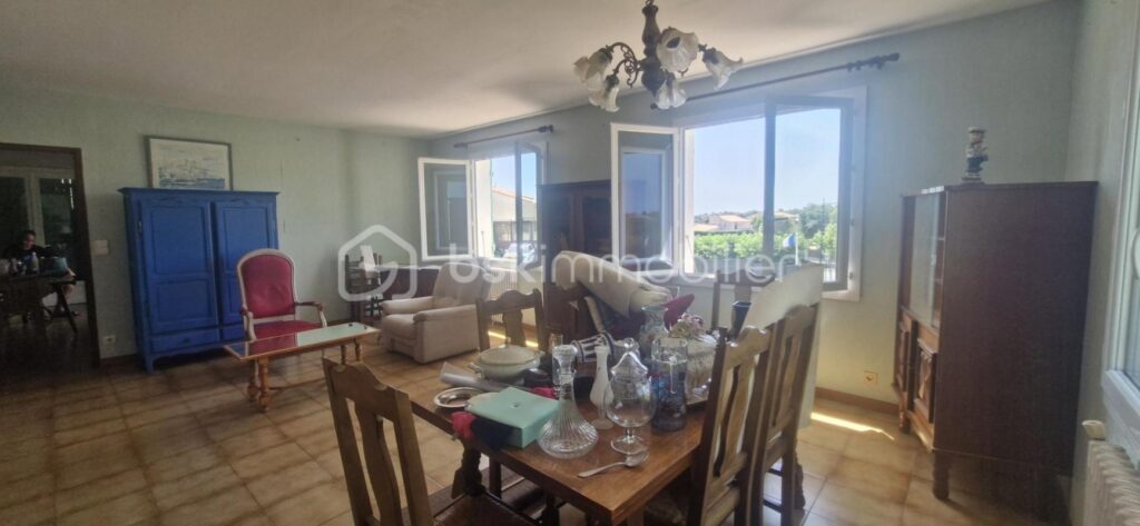 MAISON FAMILIALE AVEC VUE MER/ÉTANG, GARAGE ET SOUS-SOL AMÉNAGEABLE – LEUCATE VILLAGE – 4 pièces – 3 chambres – 110 m²