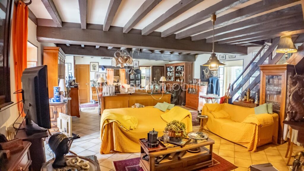 Magnifique longère de caractère avec beau terrain, véranda, annexes et grange sur la commune de Prémery – 6 pièces – 3 chambres – 171 m²