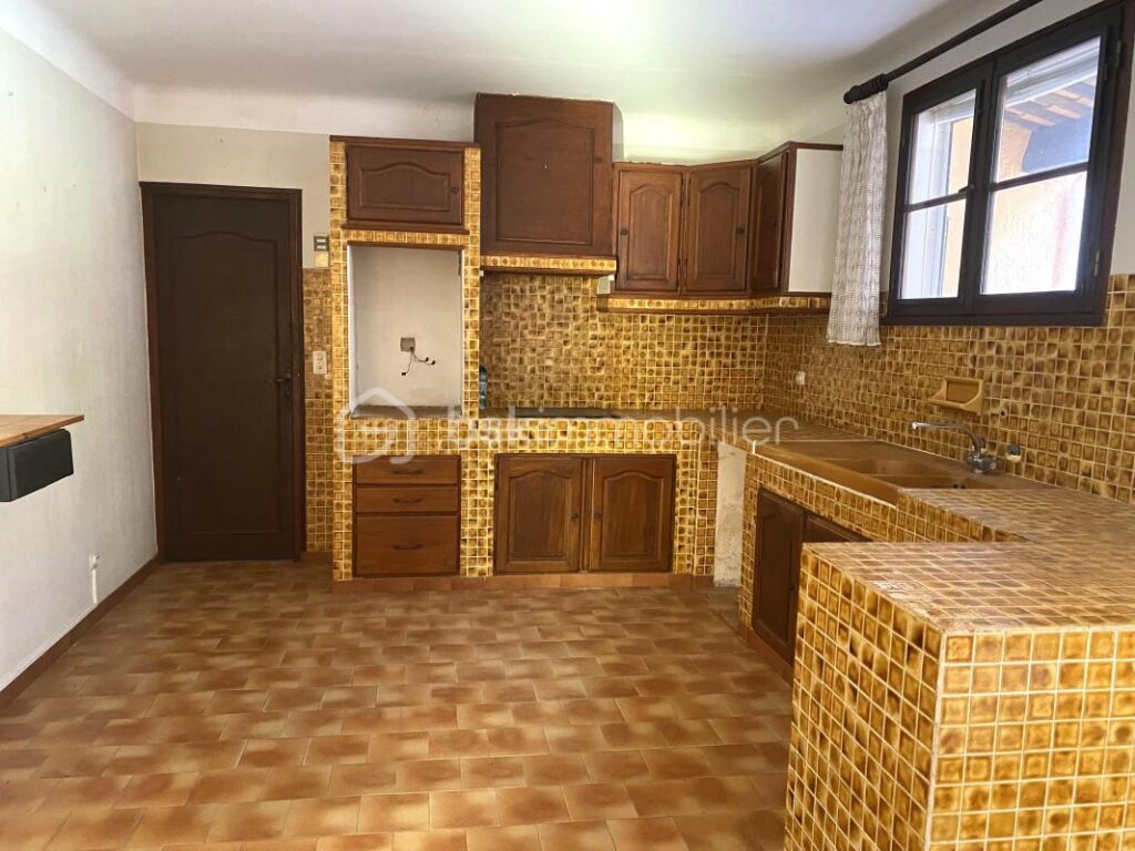 Maison traditionnelle de plain-pied de 133 m² – 6 pièces – 4 chambres + Grand Garage + Patio, sur un terrain de 4 000 m² – 6 pièces – 4 chambres – 133 m²