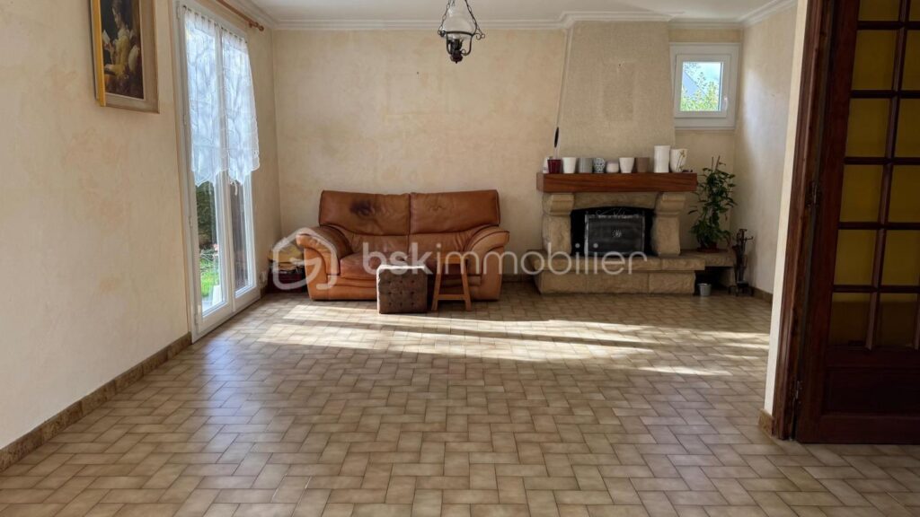 Maison familiale traditionnelle 7 pièces – 4 chambres – Grand sous-sol – Proche centre bourg de PACÉ – 6 pièces – 4 chambres – 120 m²