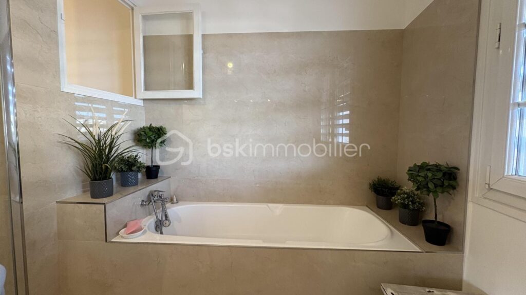 🏡 Rare en centre-ville de Bergerac – Maison 146 m² avec jardin et double garage – 6 pièces – 3 chambres – 146 m²