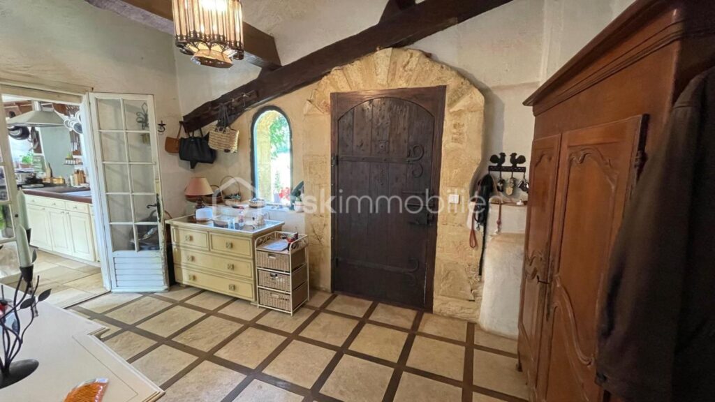 Grande propriété en pierre sur 86000m² de terrain – 7 pièces – 5 chambres – 226 m²