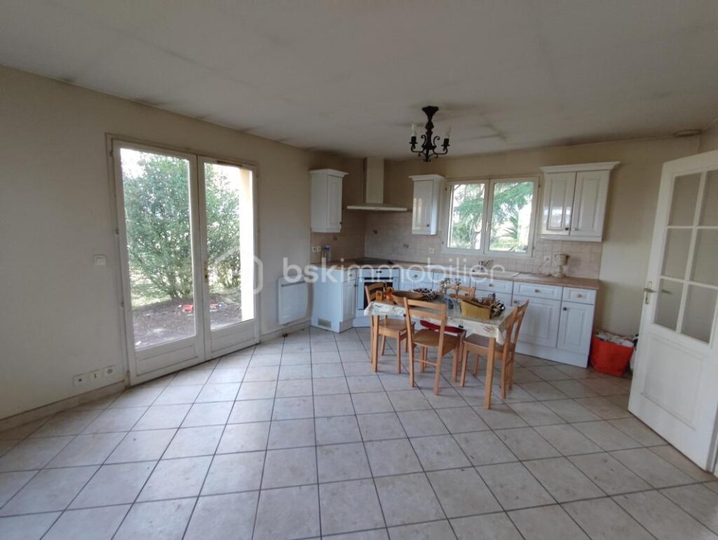 Pavillon de plain pied avec une grange de 210m²,un garage et un hangar sur 4827 m² de terrain – 3 pièces – 2 chambres – 60 m²