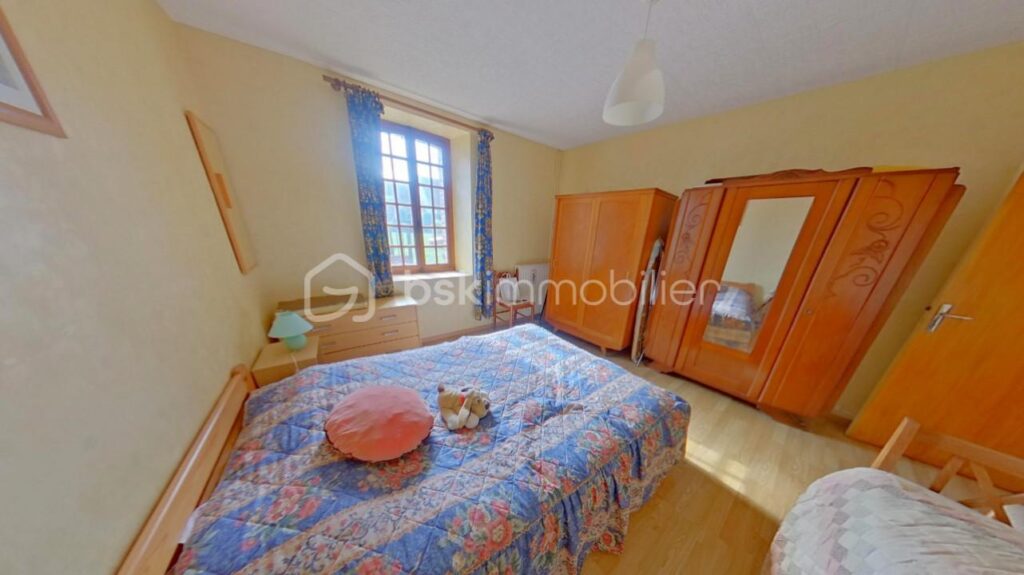 Maison de Campagne de plain pied de 132 m² avec grenier aménageable dans un environnement verdoyant – 5 pièces – 3 chambres – 132 m²