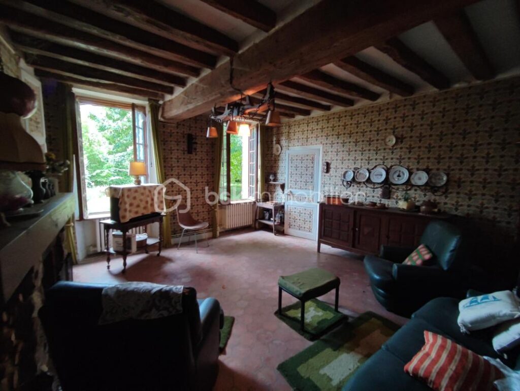 Une propriété comprenant deux habitations, une longère de 100 m² et un logement de 42 m² avec une grange et dépendances, cave sur 3406 m² de parcelle – 5 pièces – 3 chambres – 129 m²