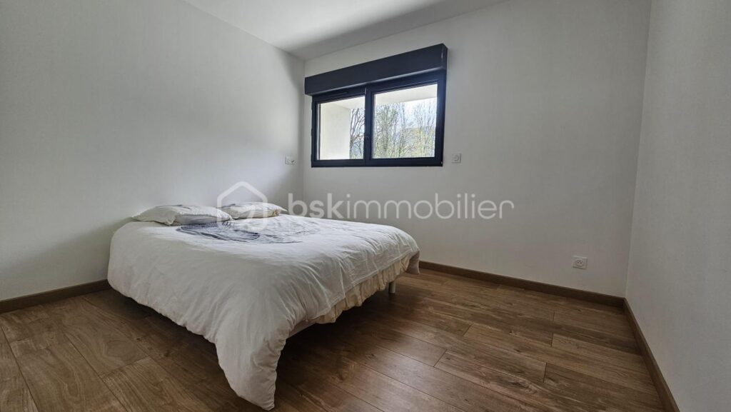 Ancien corps de ferme de 127 m2 entièrement rénové avec piscine – 4 pièces – 3 chambres – 122 m²