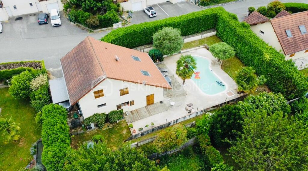 Maison F5 de 151 m² au sol, située sur les hauteurs de Voglans avec Piscine – 6 pièces – 4 chambres – 103 m²