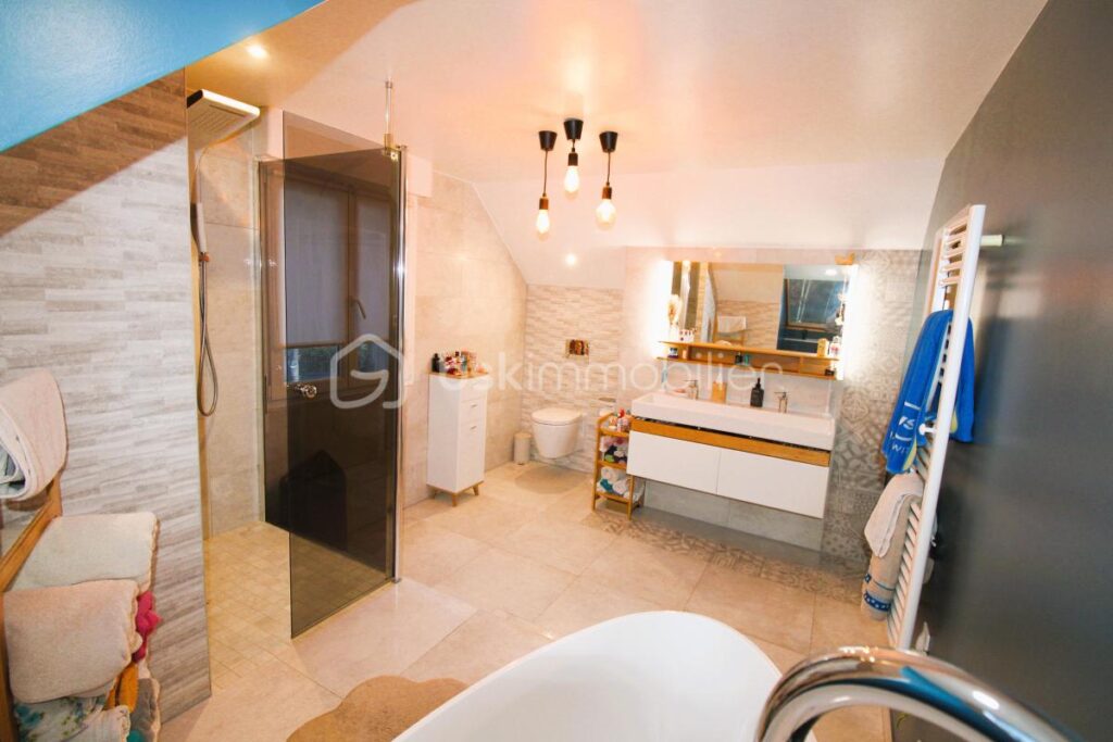 Maison individuelle de 180 M2 sur terrain de 1025 M2 à RECHESY – 5 pièces – 3 chambres – 180 m²