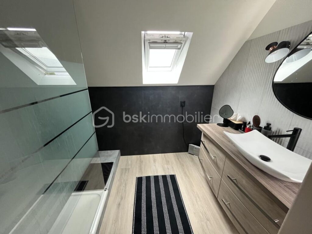 MAGNIFIQUE MAISON D’ARCHITECTE, AU CALME, AU PIED DES COMMERCES ET PROCHE GARE – 6 pièces – 3 chambres – 168 m²