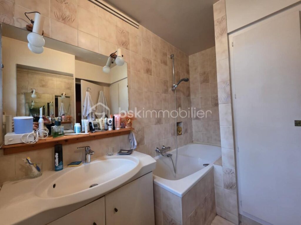 Maison de caractère de 142 m² sur 4 000 m² avec vue panoramique sur l’Yonne – 5 pièces – 4 chambres – 142 m²