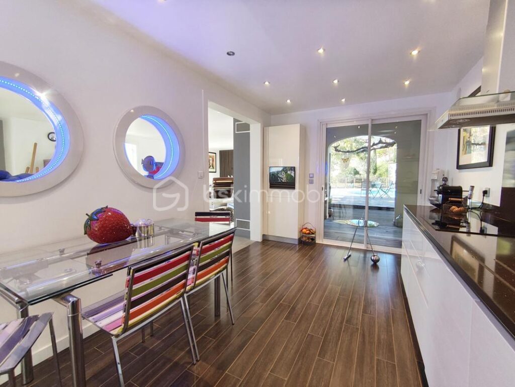 VILLA DE PRESTIGE – 270m² – PISCINE – CARROS VILLAGE – 7 pièces – 5 chambres – 264 m²