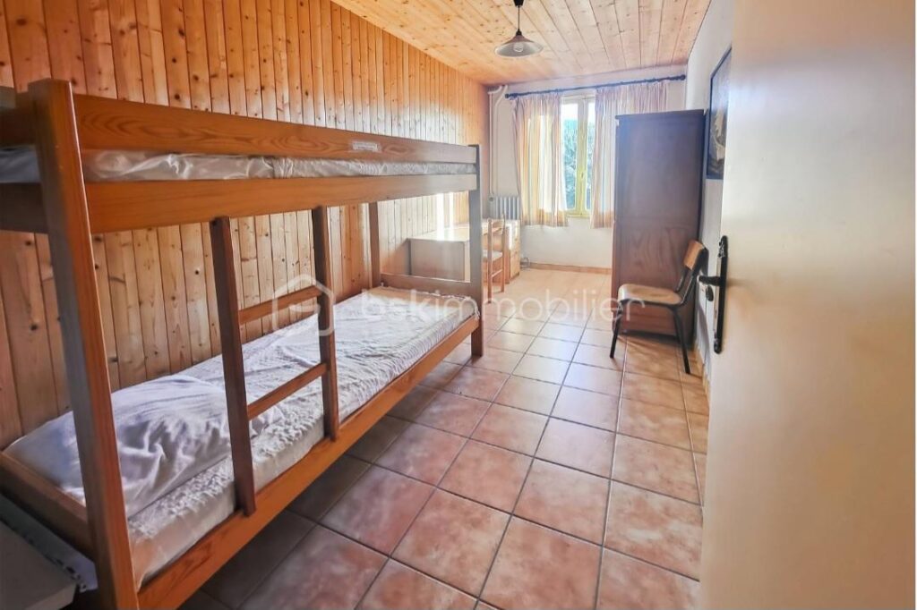 ***Opportunité rare pour investisseurs *-*vaste bâtisse de caractère à Embrun-*** – 40 pièces – NR chambres – 900 m²