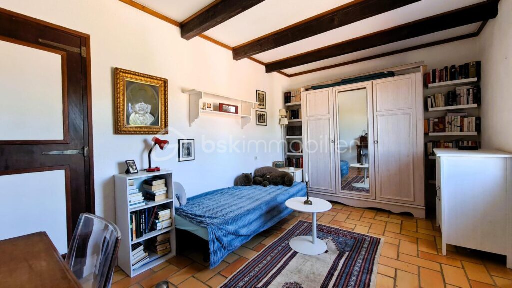 ***Propriété atypique- 299m²- T8- Terrasse- Cour- Garage- Extérieur- Calme- Vue***- Isolé- La Palme*** – 9 pièces – 6 chambres – 299 m²