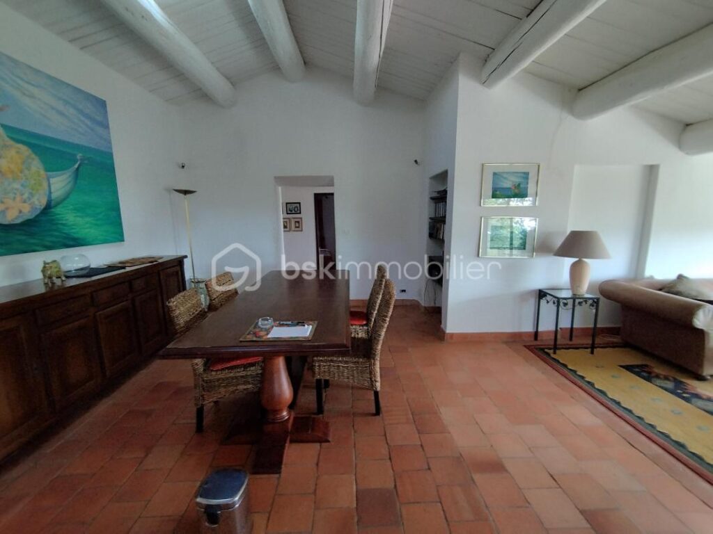 Propriété de 2 habitations et hangars – NR pièces – 8 chambres – 402 m²