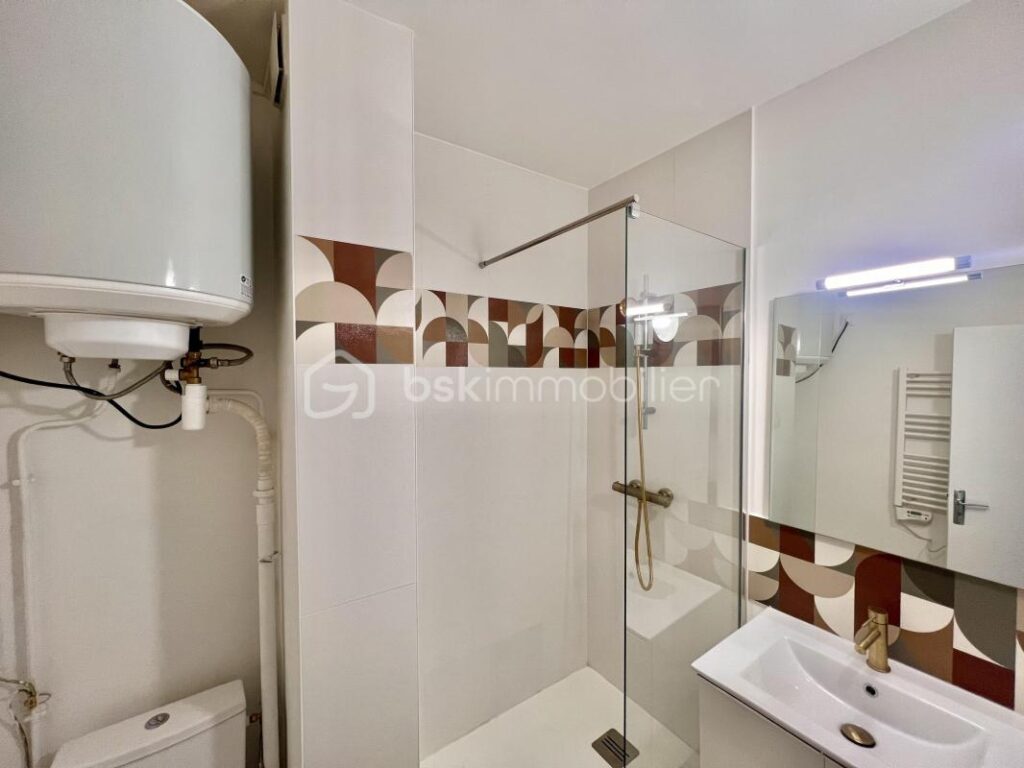 Studio de 16,28 m2 au 5ème et dernier étage, lumineux, BOULEVARD NEY – Paris XVIIIème – 1 pièce – NR chambres – 16 m²