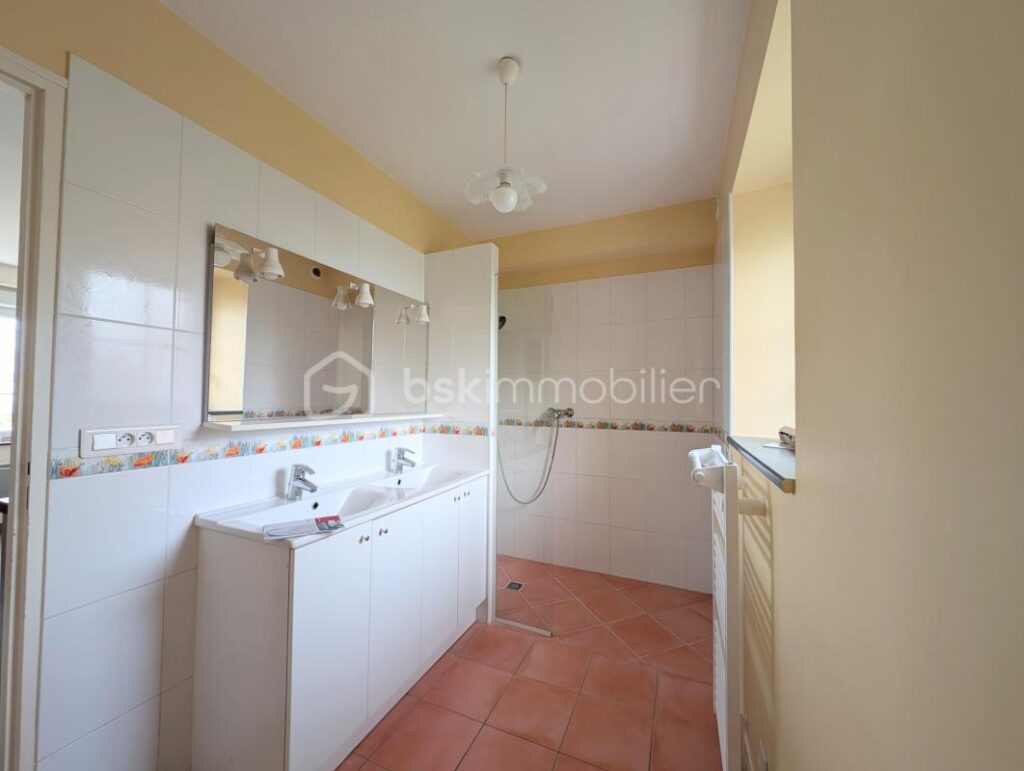 Maison en pierre pleine de charme avec jardin et cave voûtée – 4 pièces – 3 chambres – 79 m²