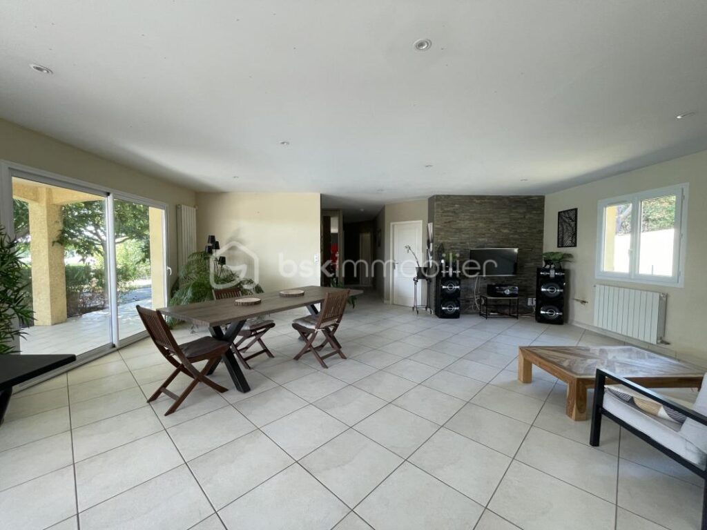 VILLA DE PLAIN PIED AVEC PISCINE – 5 pièces – 4 chambres – 146 m²