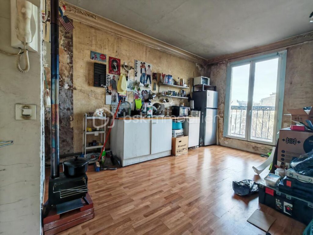 T2 à rénover entièrement avec balcon – Quartier vivant Stalingrad / Canal – Vue dégagée – 2 pièces – 1 chambre – 30 m²