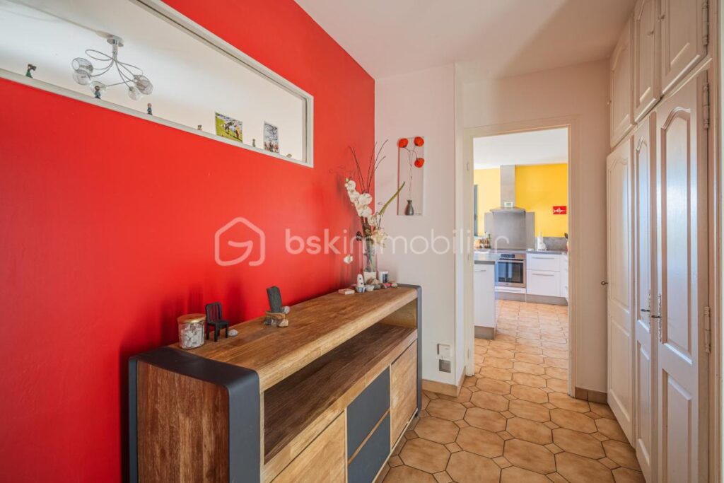 Maison individuelle de 130 m² habitables (174 m² au sol), terrain de 750 m2, vue sur les massifs, DPE C – 6 pièces – 4 chambres – 130 m²