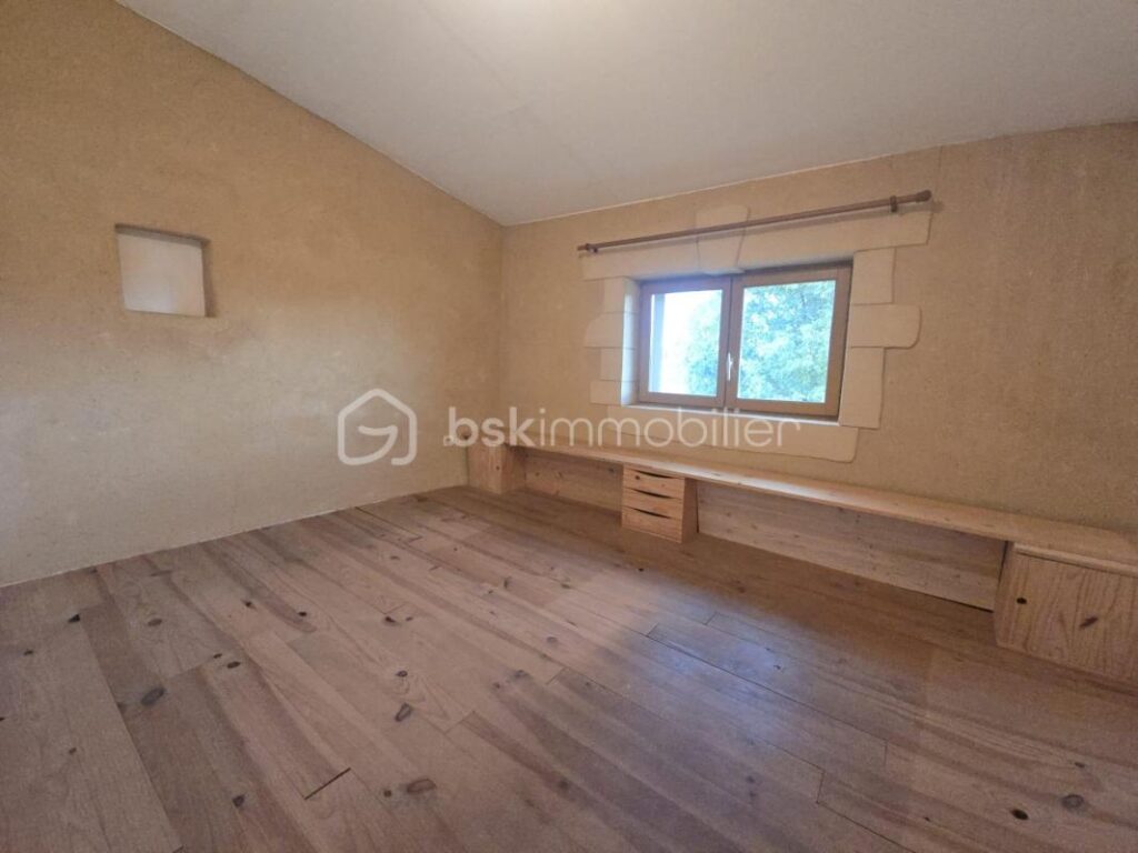 Maison de village en pierre avec jardin – Fort potentiel de rénovation – Village calme proche Uzès – 4 pièces – 2 chambres – 78 m²