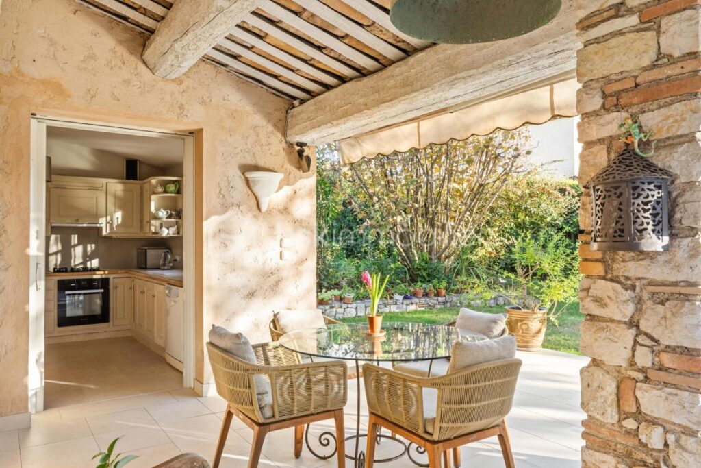 Une villa clés en main, alliant charme et sérénité dans un écrin de verdure – 5 pièces – 4 chambres – 170 m²