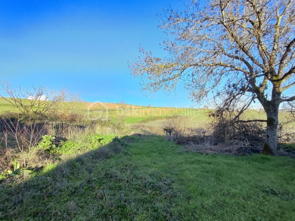 Corps de ferme avec grand terrain, et des dépendances – 6 pièces – 4 chambres – 155 m²