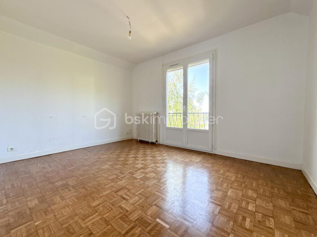 Maison 7 pièces de 141m2 à PARON (89100) – 7 pièces – 5 chambres – 141 m²