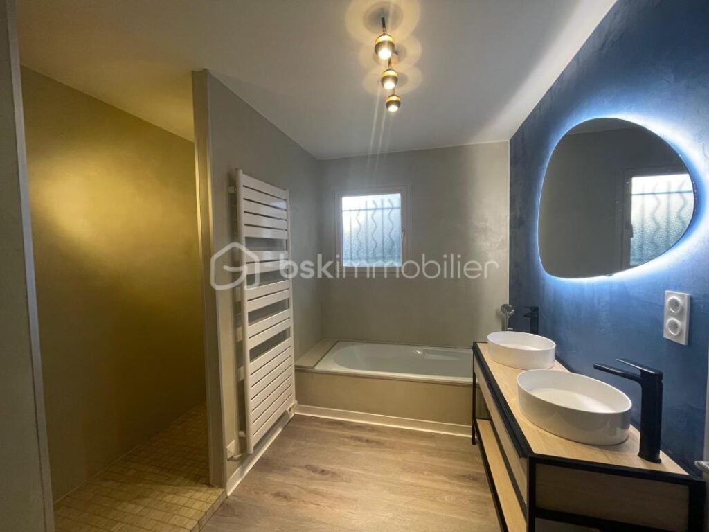 ***Maison familiale refaite à neuf avec deux espaces de vie distincts, piscine et grand terrain – 7 pièces – 5 chambres – 200 m²