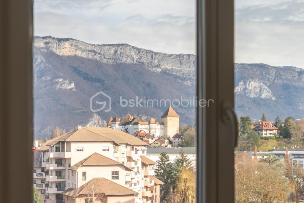 DERNIER ÉTAGE – VUE MONTAGNES & THIOU – TERRASSE SUD-OUEST – ANNECY CENTRE – 3 pièces – 2 chambres – 66 m²