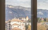 DERNIER ÉTAGE – VUE MONTAGNES & THIOU – TERRASSE SUD-OUEST – ANNECY CENTRE – 3 pièces – 2 chambres – 66 m²