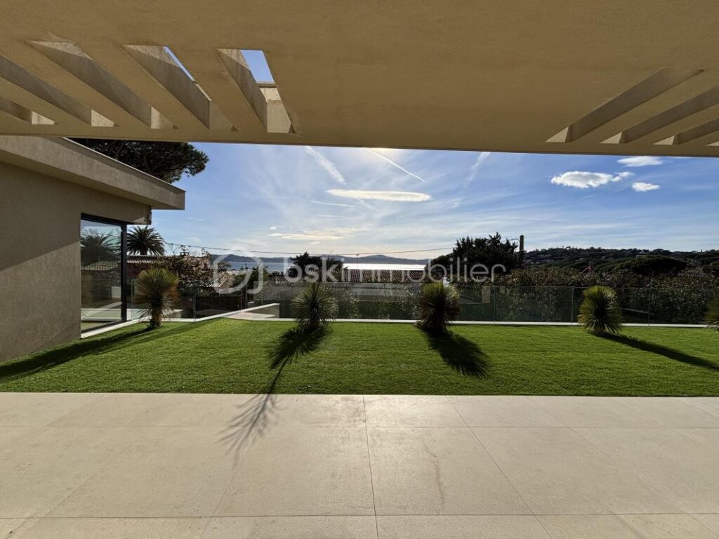 SAINTE MAXIME Villa contemporaine de prestige avec vue mer – 5 pièces – 4 chambres – 262 m²