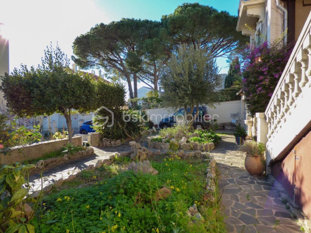 Un havre de paix en plein centre de Sainte-Maxime : maison de caractère et grand jardin arboré – 5 pièces – 3 chambres – 152 m²