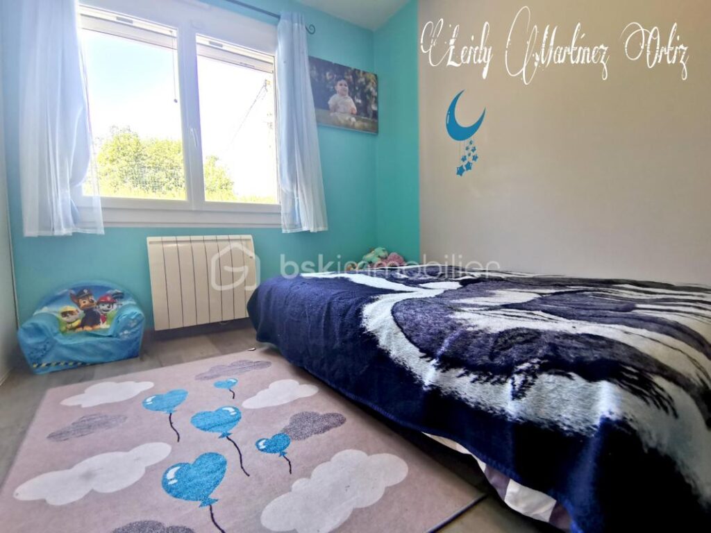 Belle maison, rénovée, 114m², 4 chambres, terrasse couverte, piscine et garage, terrain de 1000m² environ – 6 pièces – 4 chambres – 114 m²