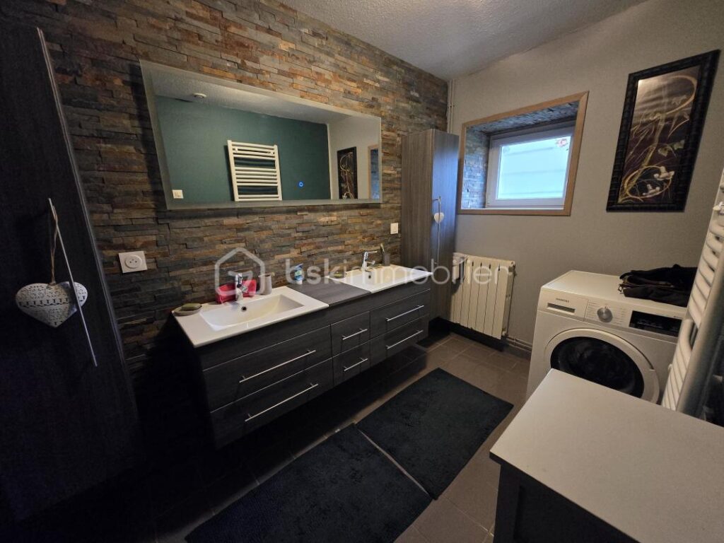 Magnifique longère de 131m² et ses dépendances à Saint Benin d’Azy – 4 pièces – 3 chambres – 138 m²