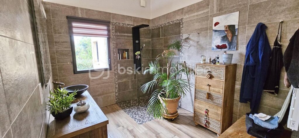 Bskimmobilier vous propose à la vente dans le joli village de FOZZANO la patrie de Colomba, une belle villa récente de plain-pied avec une très jolie vue qui caractérise ce bien… ! – 4 pièces – 3 chambres – 150 m²