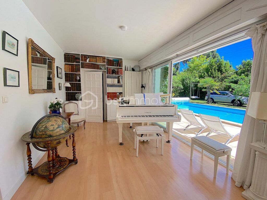 Maison avec 5 chambres + un studio indépendant + une piscine !!! De l’espace, du calme et du charme !!!! – 8 pièces – 5 chambres – 215 m²