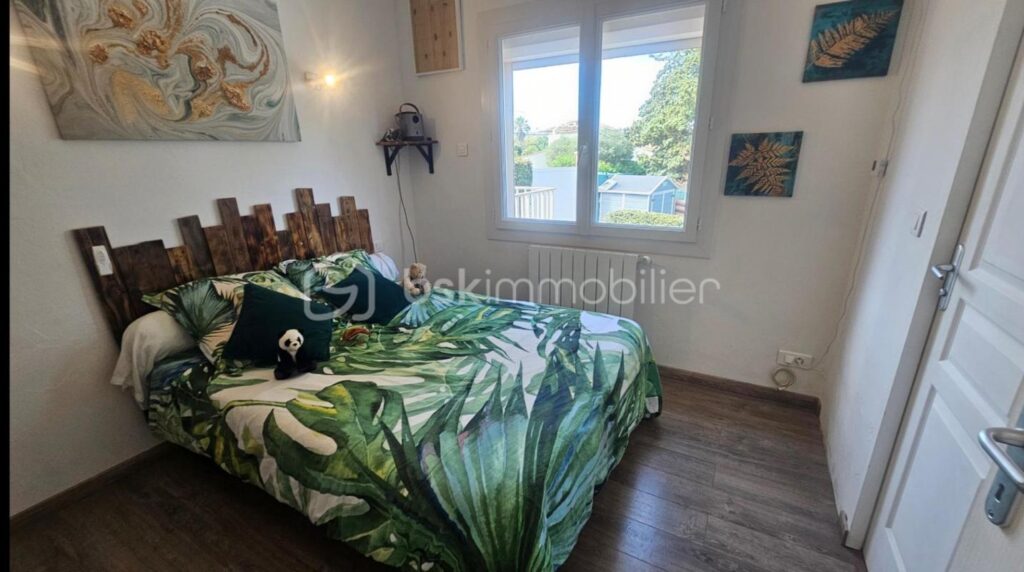 A LES ISSAMBRES (VAR) – PROPRIETE 7 PIECES 173 M² AVEC GRAND GARAGE ET PISCINE – VUE MER – 7 pièces – 4 chambres – 173 m²