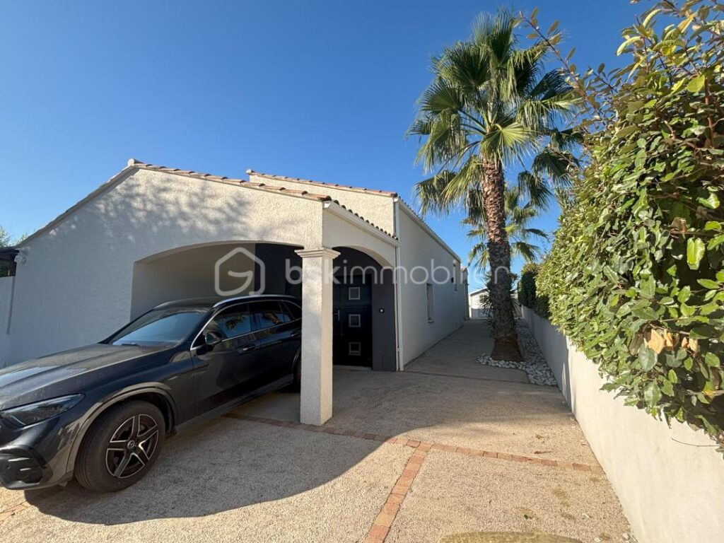 A vendre – Belle maison familiale de plain-pied de 153 m² sur un terrain de 1000m² avec jardin arboré et piscine – 5 pièces – 4 chambres – 153 m²