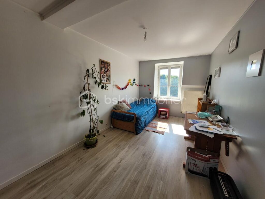 Rives Maison familiale Individuelle 250 000 € – 8 pièces – 7 chambres – 194 m²