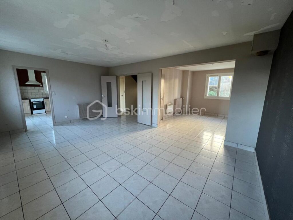 Charmante Maison Familiale de 111 m² – Grand Terrain et Sous-sol Complet – 5 pièces – 3 chambres – 111 m²