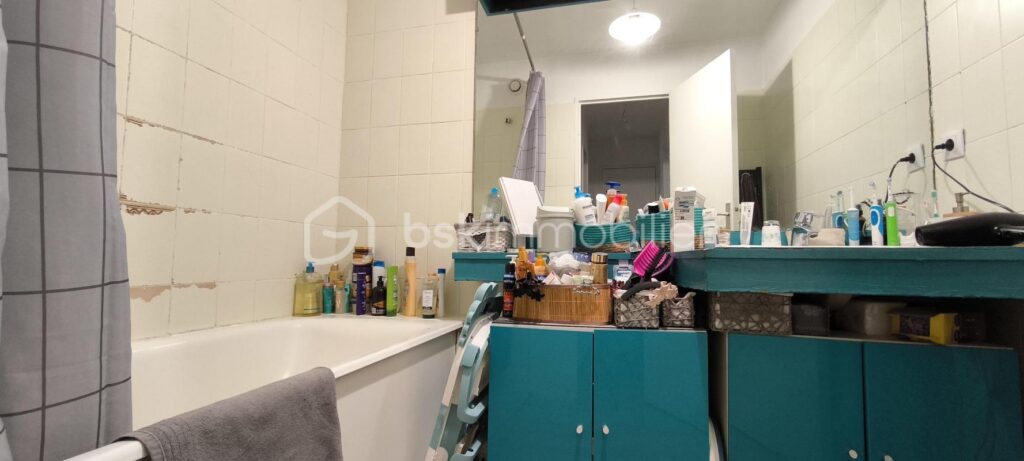 Magnifique appartement T3, avec une cave , située dans une résidence sur les hauteurs de Cassis – 3 pièces – 2 chambres – 67 m²